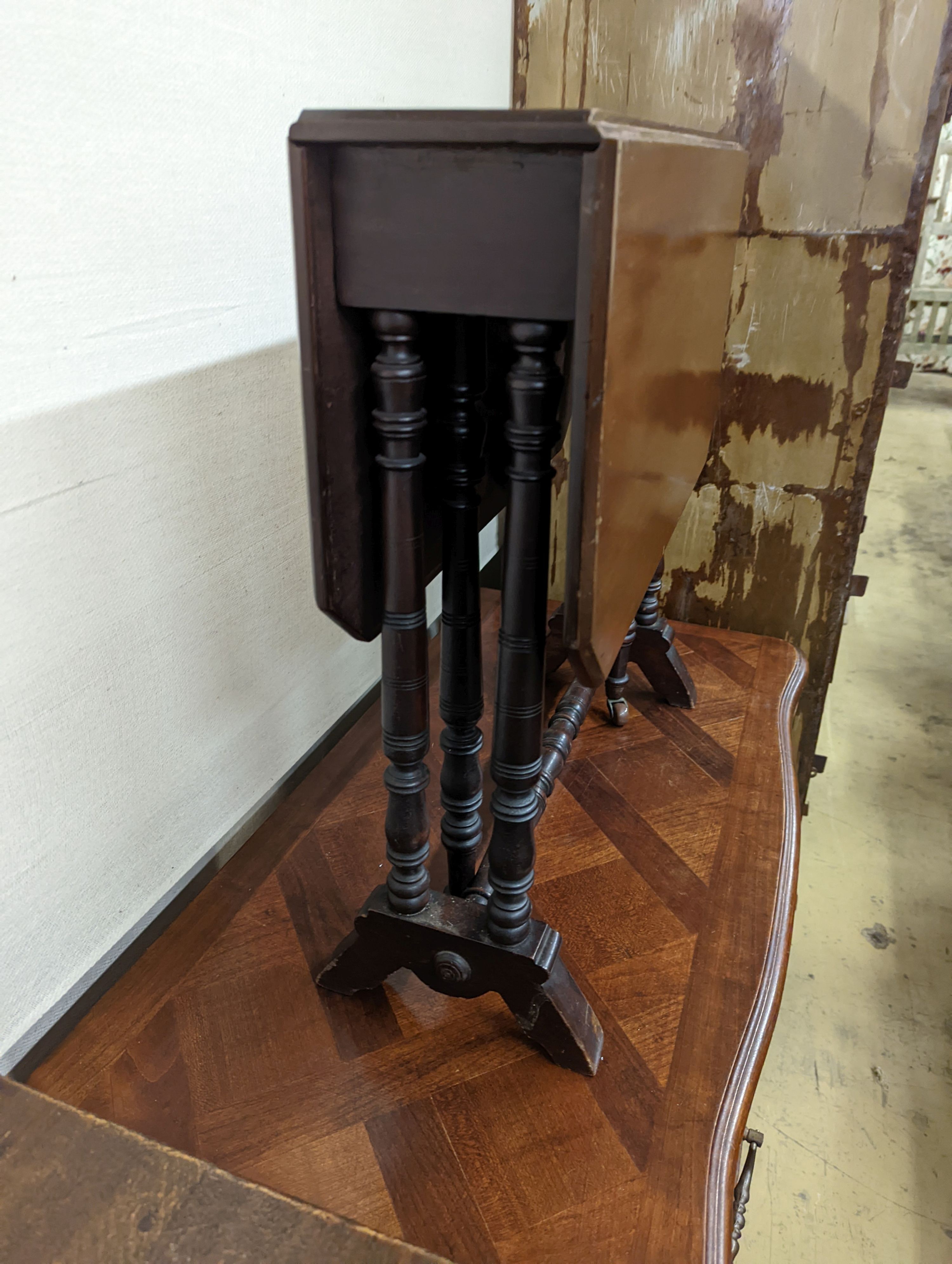 A mahogany Sutherland table. W-60cm, D-75cm, H-61cm.
